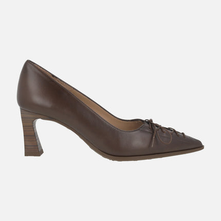 Leather pumps with corset-effect laces