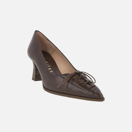 Leather pumps with corset-effect laces