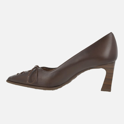 Leather pumps with corset-effect laces
