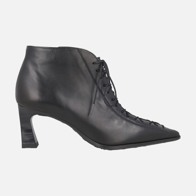 Botines de tacón con puntera afilada y cordones efecto corsé