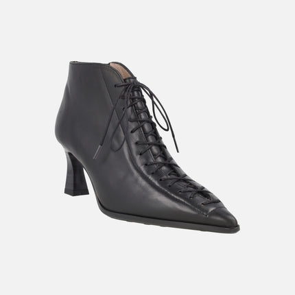 Botines de tacón con puntera afilada y cordones efecto corsé