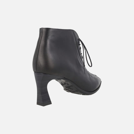 Botines de tacón con puntera afilada y cordones efecto corsé