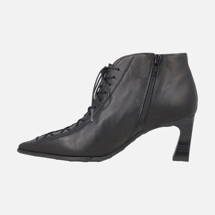Botines de tacón con puntera afilada y cordones efecto corsé