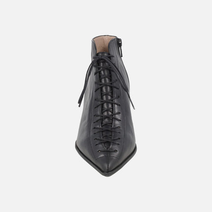 Botines de tacón con puntera afilada y cordones efecto corsé