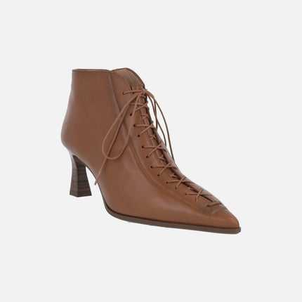 Botines de tacón con puntera afilada y cordones efecto corsé