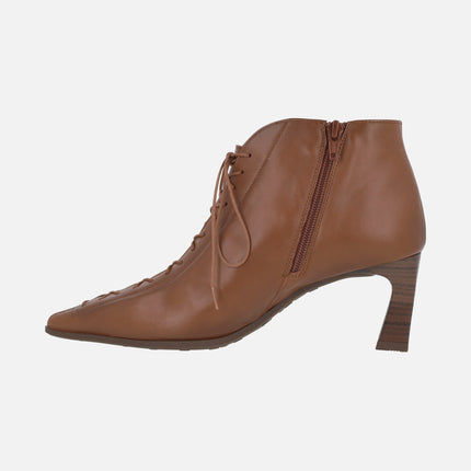 Botines de tacón con puntera afilada y cordones efecto corsé