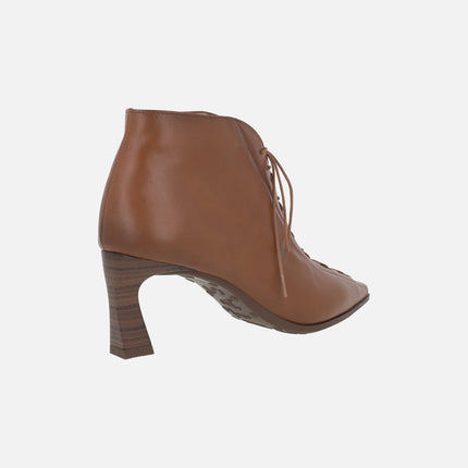 Botines de tacón con puntera afilada y cordones efecto corsé