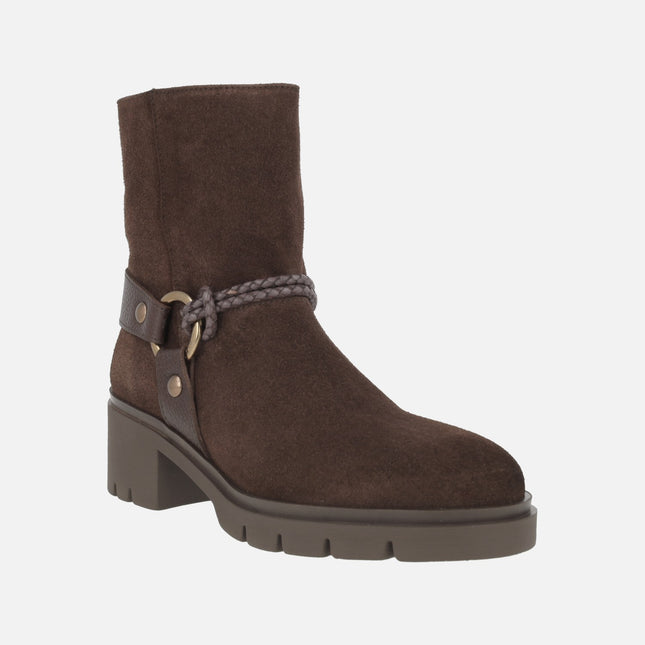 Botines de piel serraje con detalle trenzado y argolla
