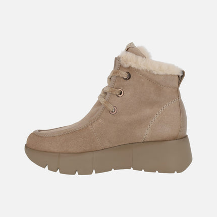 Lace-up ankle boots in beige suede with fur lining