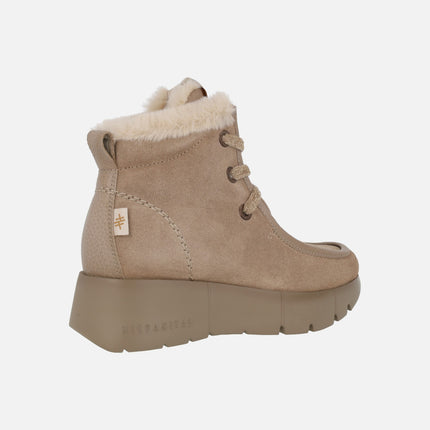 Lace-up ankle boots in beige suede with fur lining