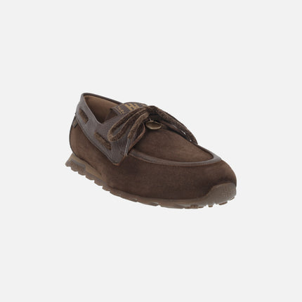 Zapatos náuticos en combinado de piel y serraje con adorno de moneda