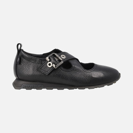 Ballerinas with crossed straps and buckle closure
