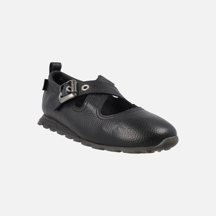 Ballerinas with crossed straps and buckle closure