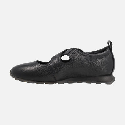 Ballerinas with crossed straps and buckle closure
