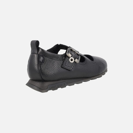 Ballerinas with crossed straps and buckle closure