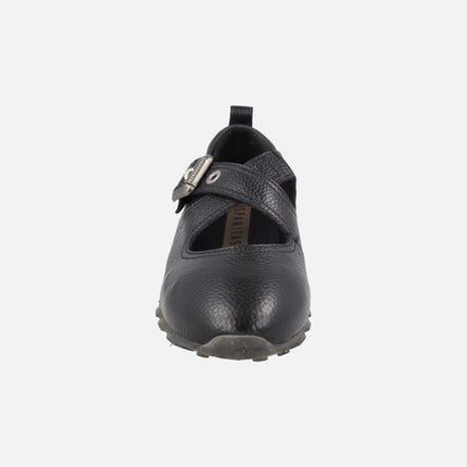 Ballerinas with crossed straps and buckle closure