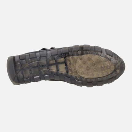 Ballerinas with crossed straps and buckle closure