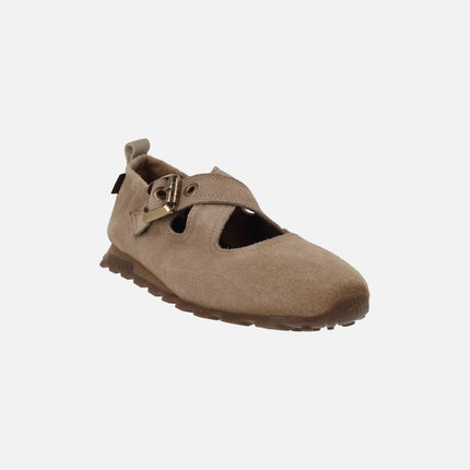 Ballerinas with crossed straps and buckle closure