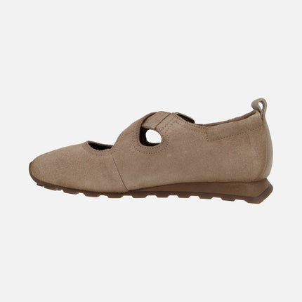 Ballerinas with crossed straps and buckle closure