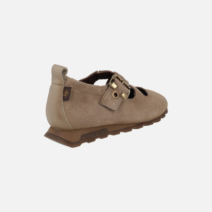 Ballerinas with crossed straps and buckle closure