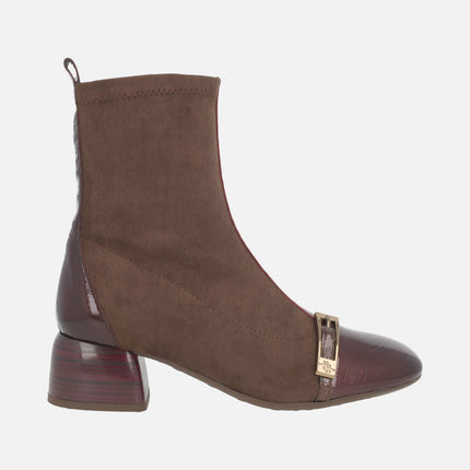 Low-heeled ankle boots with elastic leg in brown and burgundy combination