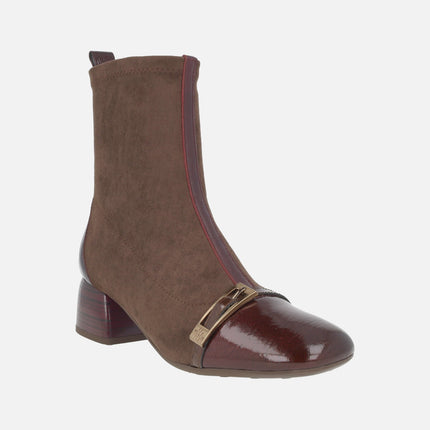 Low-heeled ankle boots with elastic leg in brown and burgundy combination