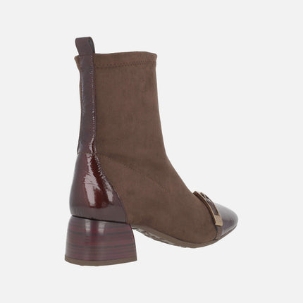 Low-heeled ankle boots with elastic leg in brown and burgundy combination