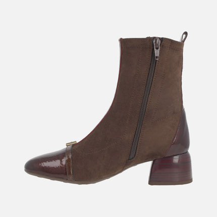 Low-heeled ankle boots with elastic leg in brown and burgundy combination