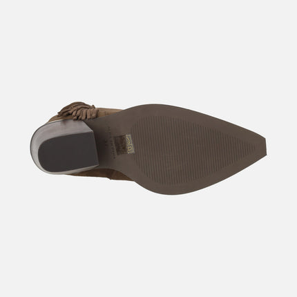 Botas para mujer en serraje marrón estilo cowboy con flecos