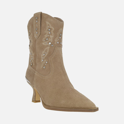 Botines de tacón en ante visón con bordados y tachas metálicas