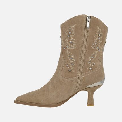 Botines de tacón en ante visón con bordados y tachas metálicas
