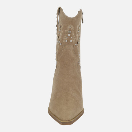 Botines de tacón en ante visón con bordados y tachas metálicas