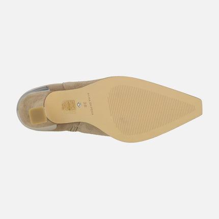 Botines de tacón en ante visón con bordados y tachas metálicas
