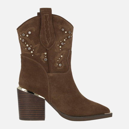 Botines de ante marrón estilo cowboy con punta metalizada y tachas