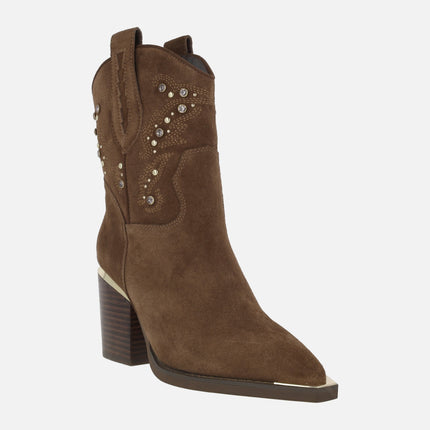 Botines de ante marrón estilo cowboy con punta metalizada y tachas