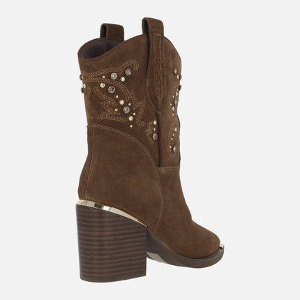Botines de ante marrón estilo cowboy con punta metalizada y tachas