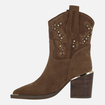 Botines de ante marrón estilo cowboy con punta metalizada y tachas