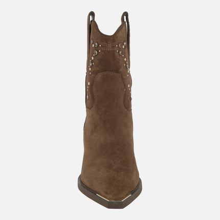 Botines de ante marrón estilo cowboy con punta metalizada y tachas