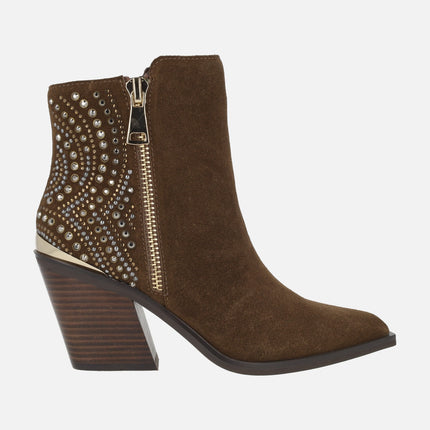 Botines de tacón para mujer en piel serraje con detalles en pedrería