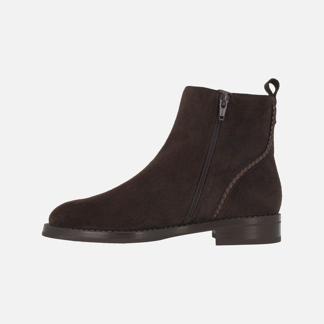 Botines marrones de piel serraje con detalle en piel trenzada