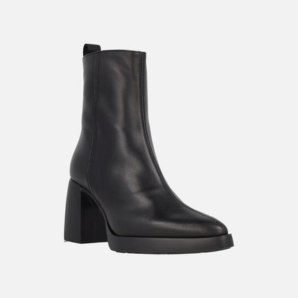 Black Vera 01 leather ankle boots with extra light sole