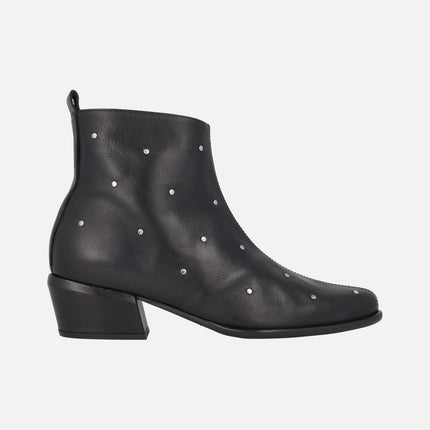 Botines negros de piel con tachas plateadas