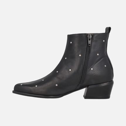 Botines negros de piel con tachas plateadas
