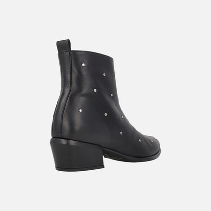 Botines negros de piel con tachas plateadas