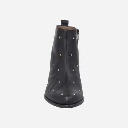 Botines negros de piel con tachas plateadas