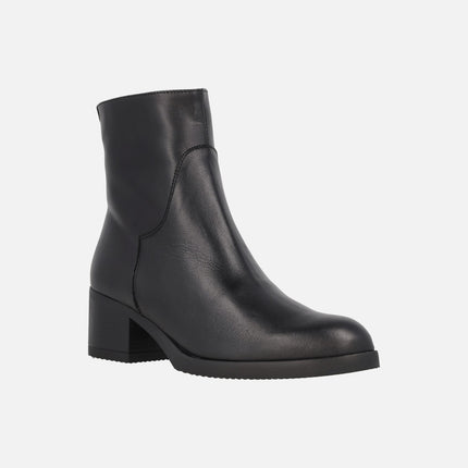 Wide-heeled ankle boots in black leather Santafé 61