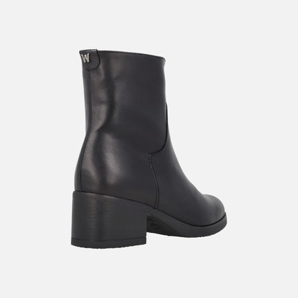 Wide-heeled ankle boots in black leather Santafé 61