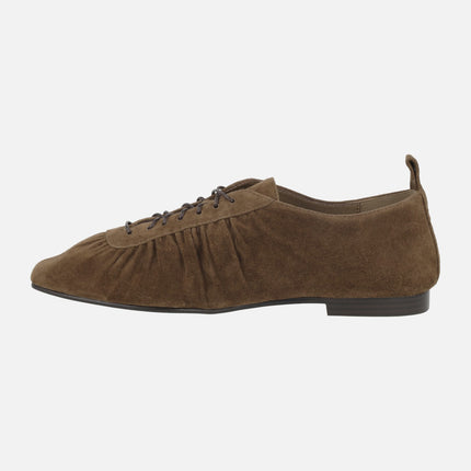 Zapatos de cordones para mujer en ante marrón con frunces