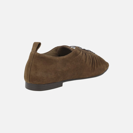 Zapatos de cordones para mujer en ante marrón con frunces