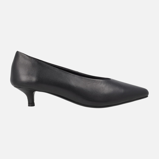 Black leather pumps with 4 cm kitten heels